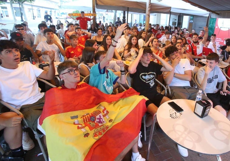 Unos jóvenes viendo el partido de semifinal contra Francia.