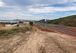 Primeros movimientos de tierra para la instalación de pantallas de protección acústica en Agoncillo.