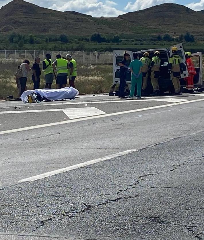 Imagen secundaria 2 - Arriba, los vehículos siniestrados. Abajo, la retención en la N-232 y las labores de excarcelación del accidentado