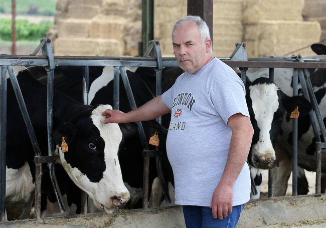 Ruiz envasa la mitad de su producción de leche para la venta a hostelería y pequeño comercio.