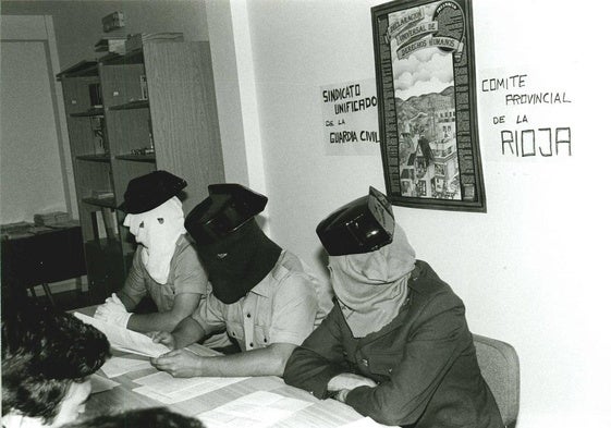 José Manuel León, Manuel Linde Falero y otro guardia, en la presentación del sindicato en Logroño en 1988.