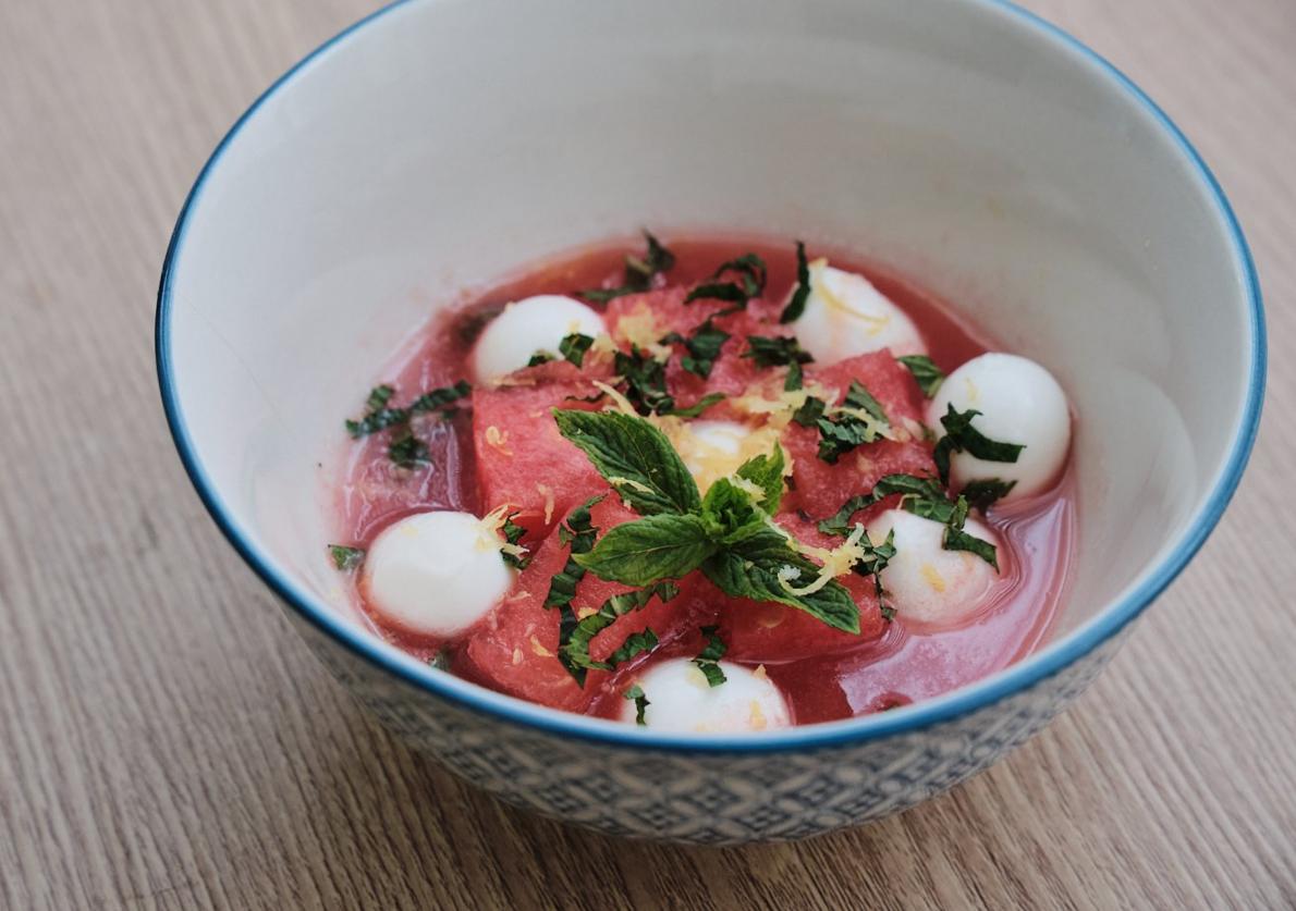 Un bol, con una ración de sandía con mozarella.