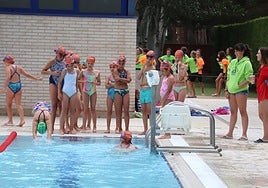 El maratón de natación recauda fondos para la AECC