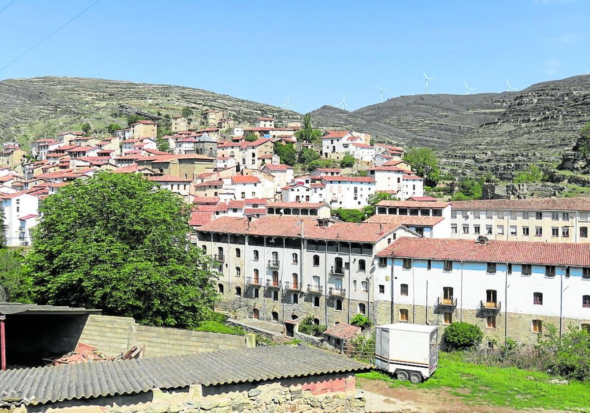 Las grandes naves y fábricas de hasta cuatro plantas a los pies del Manzanares son testigos del pasado industrial de Munilla.