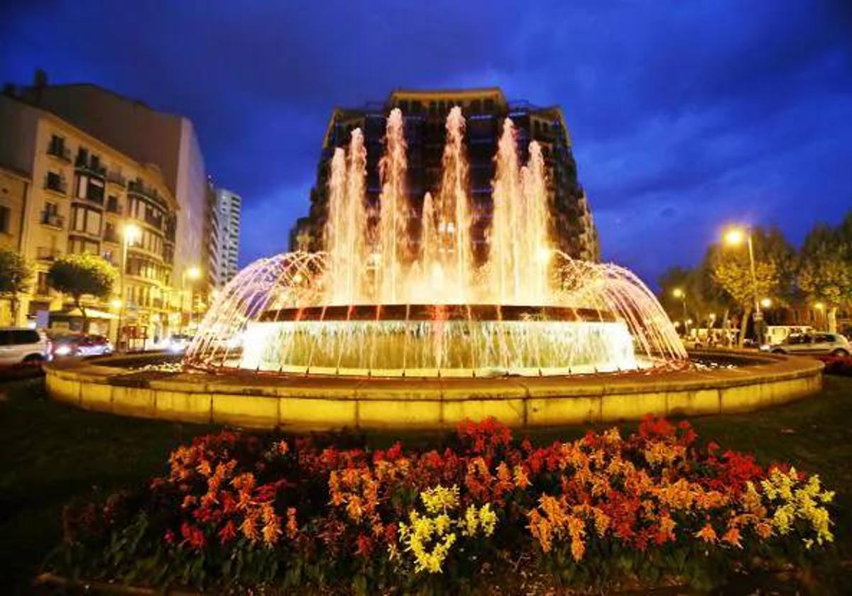 La fuente de Murrieta, iluminada un Día de la Hispanidad.