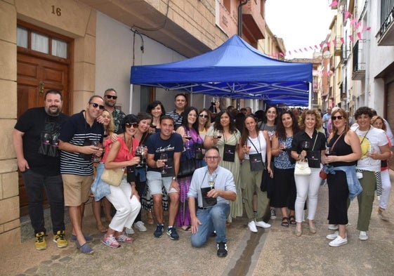 Una cuadrilla junto a una de las carpas de la feria del vino de Tudelilla 'Garnacha Sensaciones'.