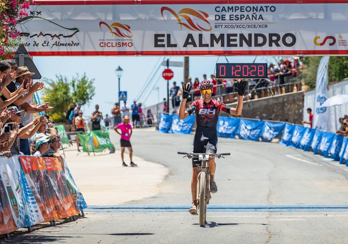 David Valero entra victorioso en la meta de El Almendro