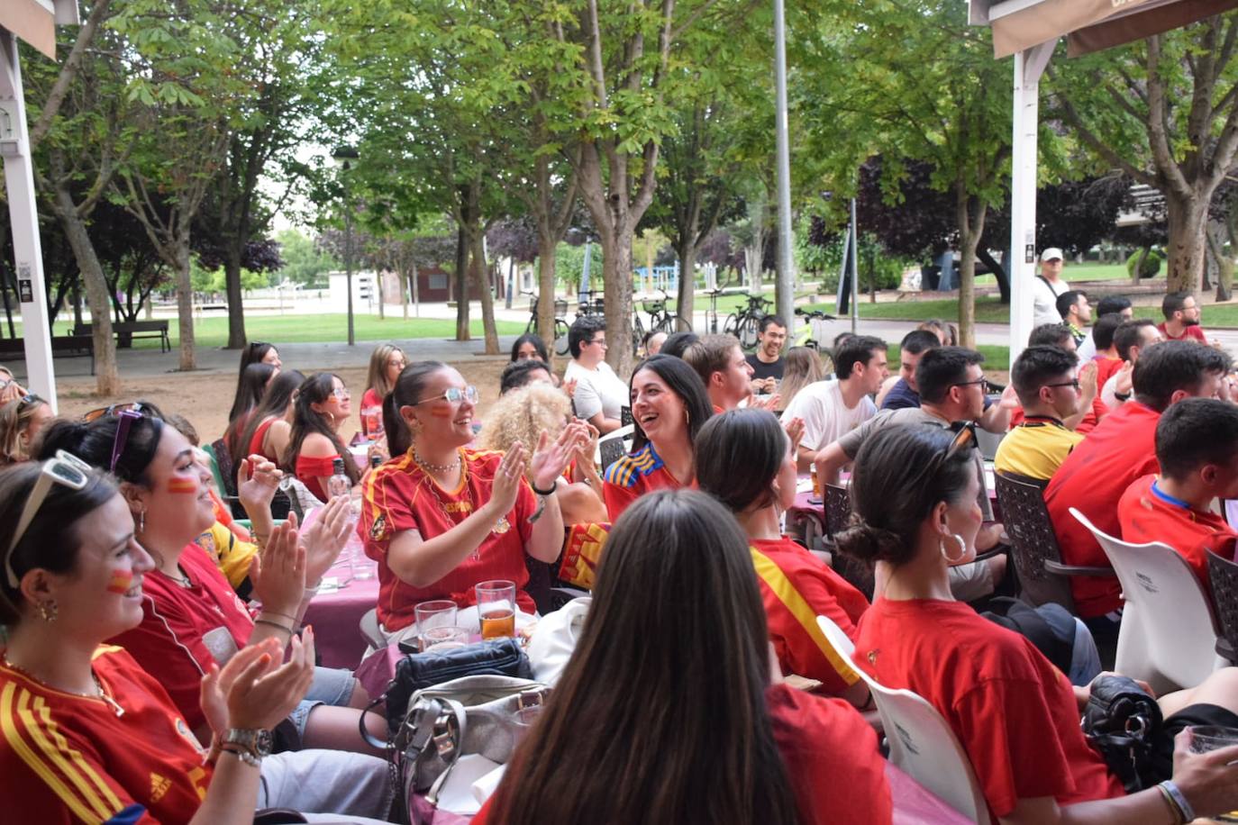 Los aficionados logroñeses viven la final en las terrazas