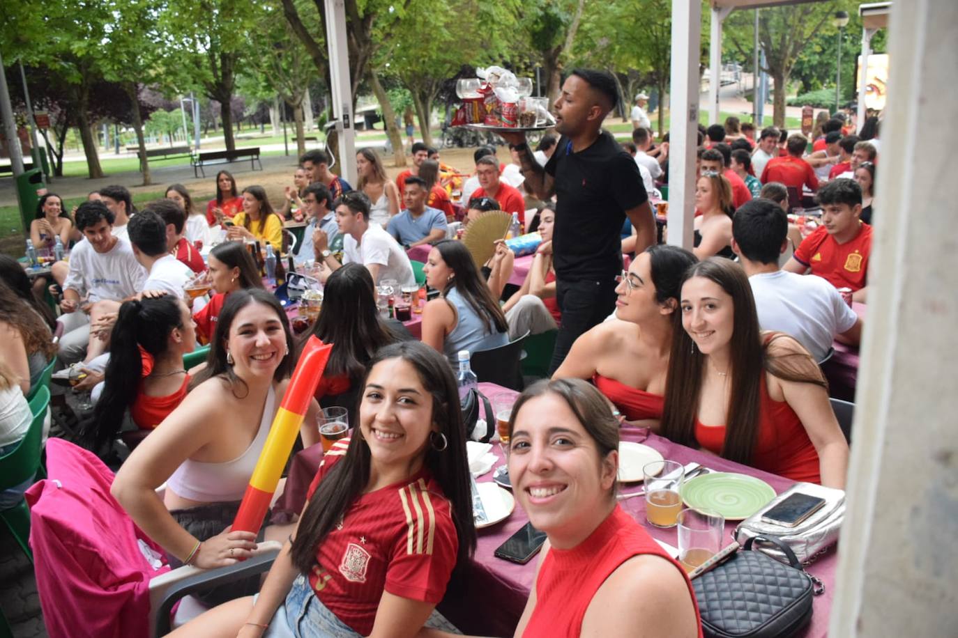 Los aficionados logroñeses viven la final en las terrazas