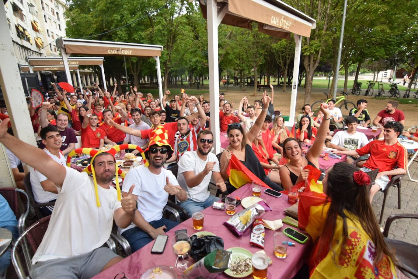 Los aficionados logroñeses viven la final en las terrazas