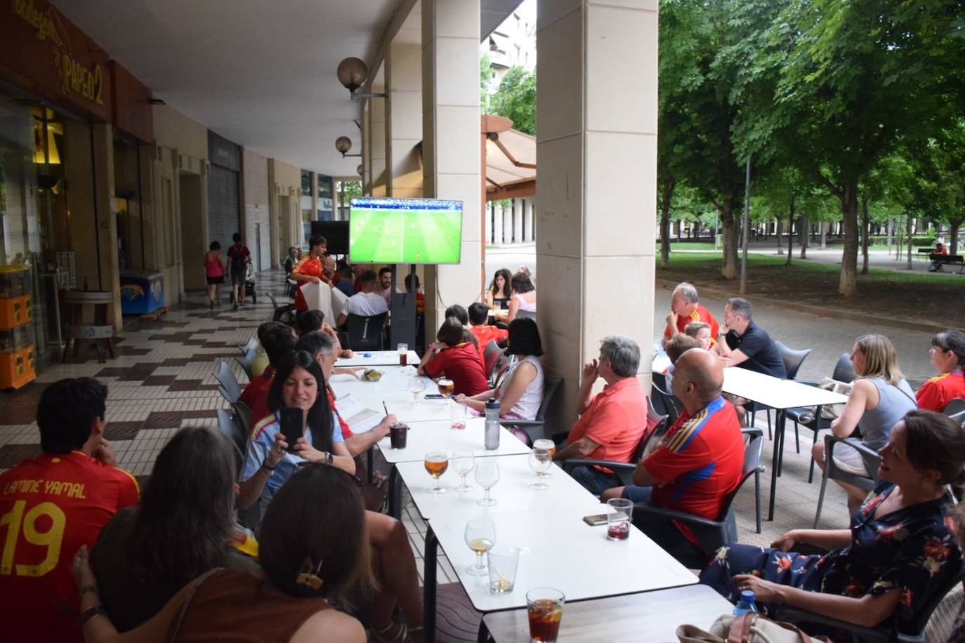 Los aficionados logroñeses viven la final en las terrazas