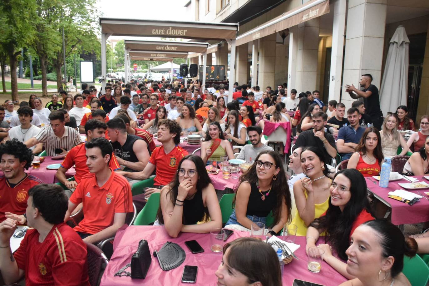 Los aficionados logroñeses viven la final en las terrazas