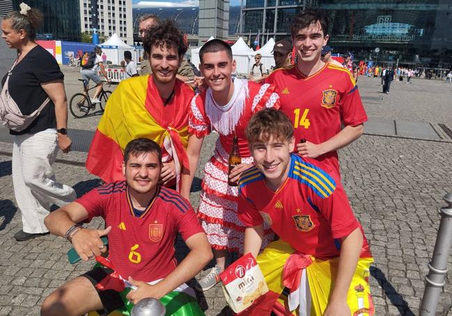 Un grupo de calagurritanos, uno de ellos vestido de gitano, disfruta de la jornada en Berlín.