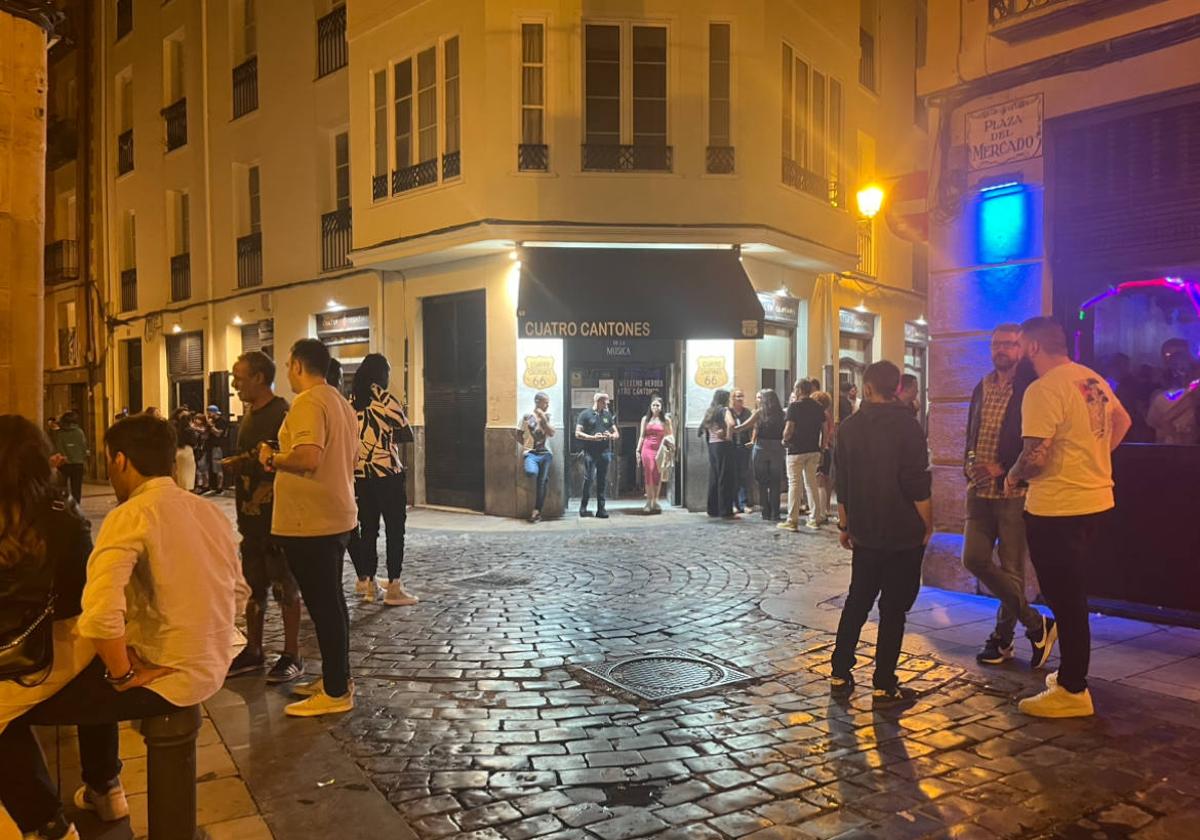 Riojanos y turistas en la esquina de la Plaza del Mercado, en el 4 Cantones.