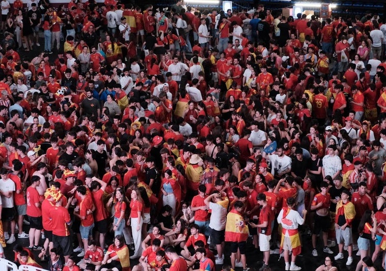 Miles de aficionados, en el Palacio de los Deportes.