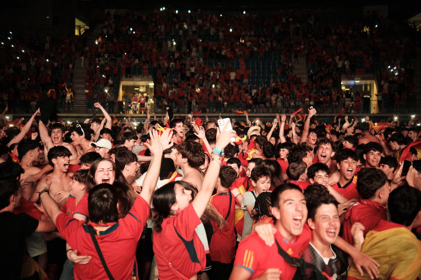 Los logroñeses disfrutan del partido en el Palacio de los Deportes