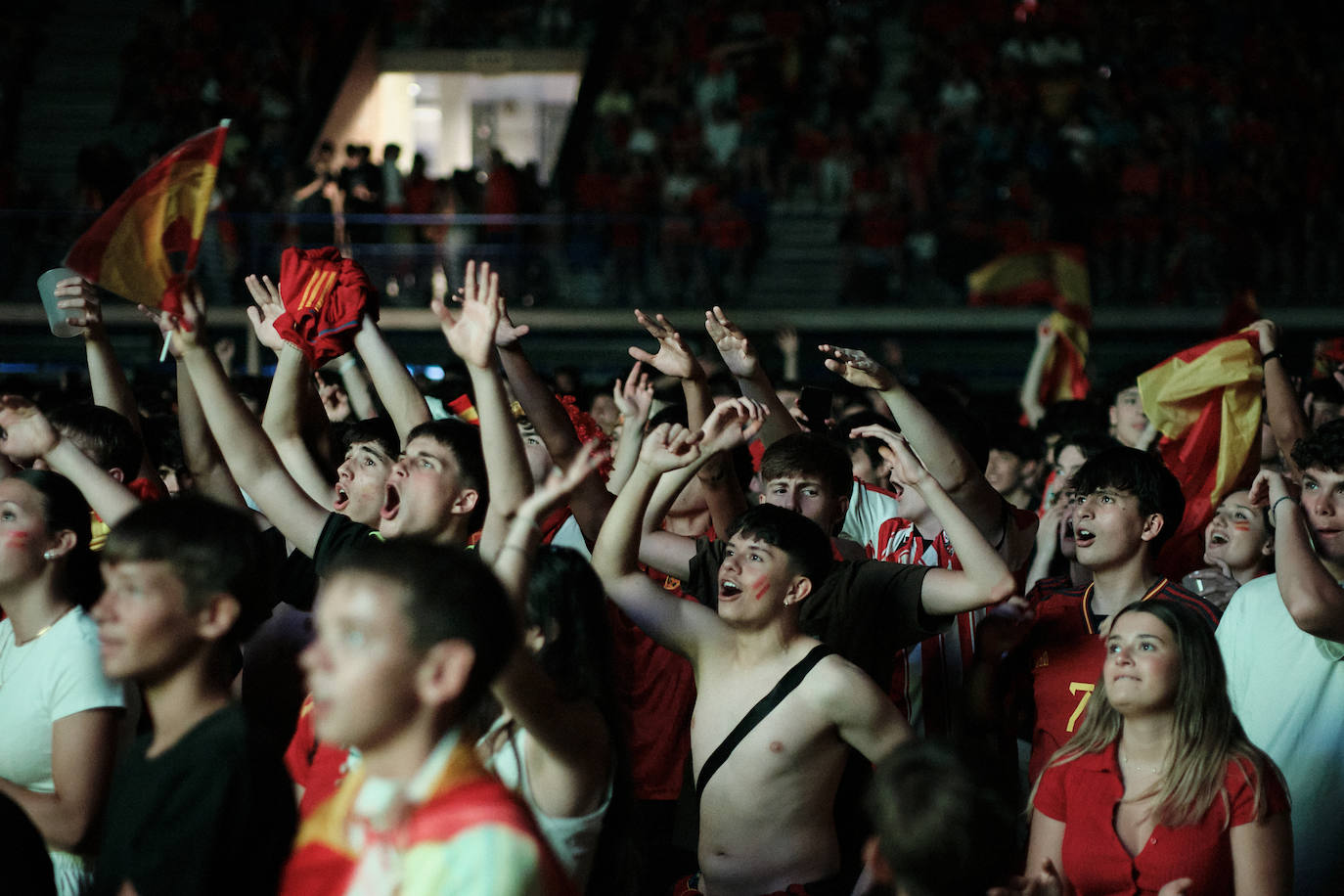 Los logroñeses disfrutan del partido en el Palacio de los Deportes