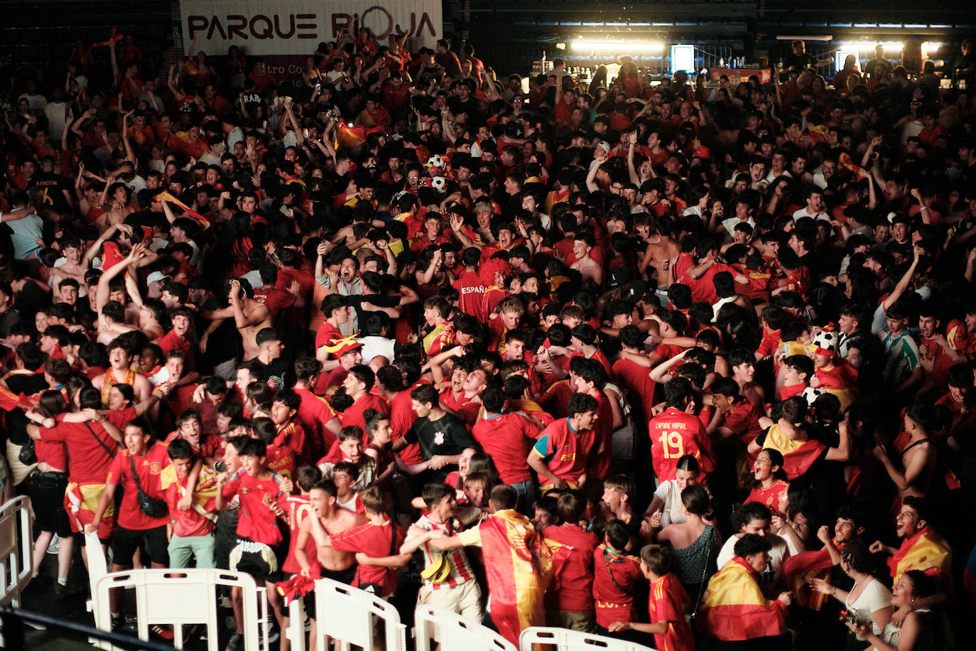 Los logroñeses disfrutan del partido en el Palacio de los Deportes