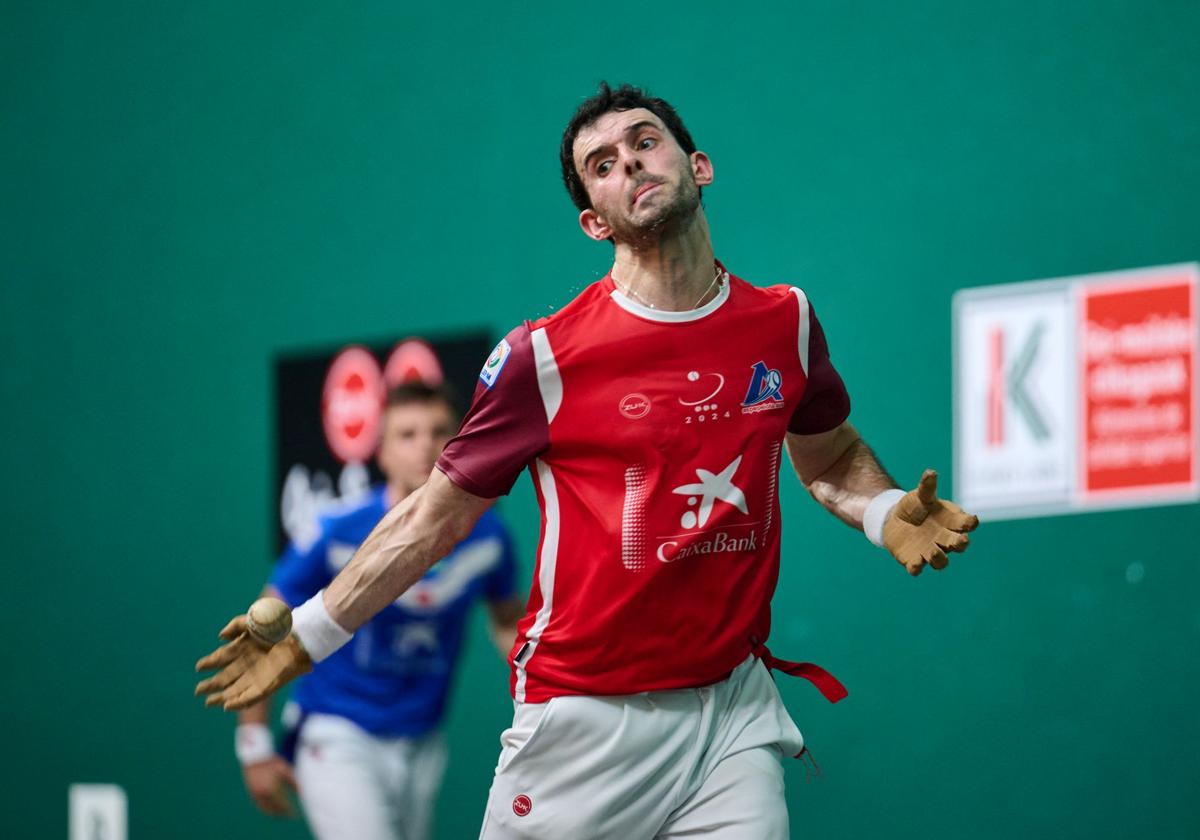 Altuna golpea con la derecha durante la final de San Fermín.