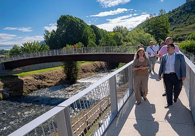 La consejera Noemí Manzanos y el alcalde de Torrecilla, Sergio Martínez, durante la inaguración de la pasarela.