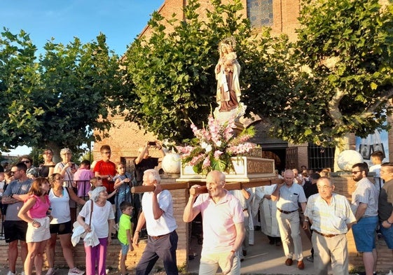 Procesión en honor a la Virgen del Carmen, ayer en el exterior del santuario de Calahorra.