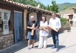 Rodolfo, cliente, la panadera, Carmen Téllez, y el alcalde de Brieva, Daniel Carrillo.