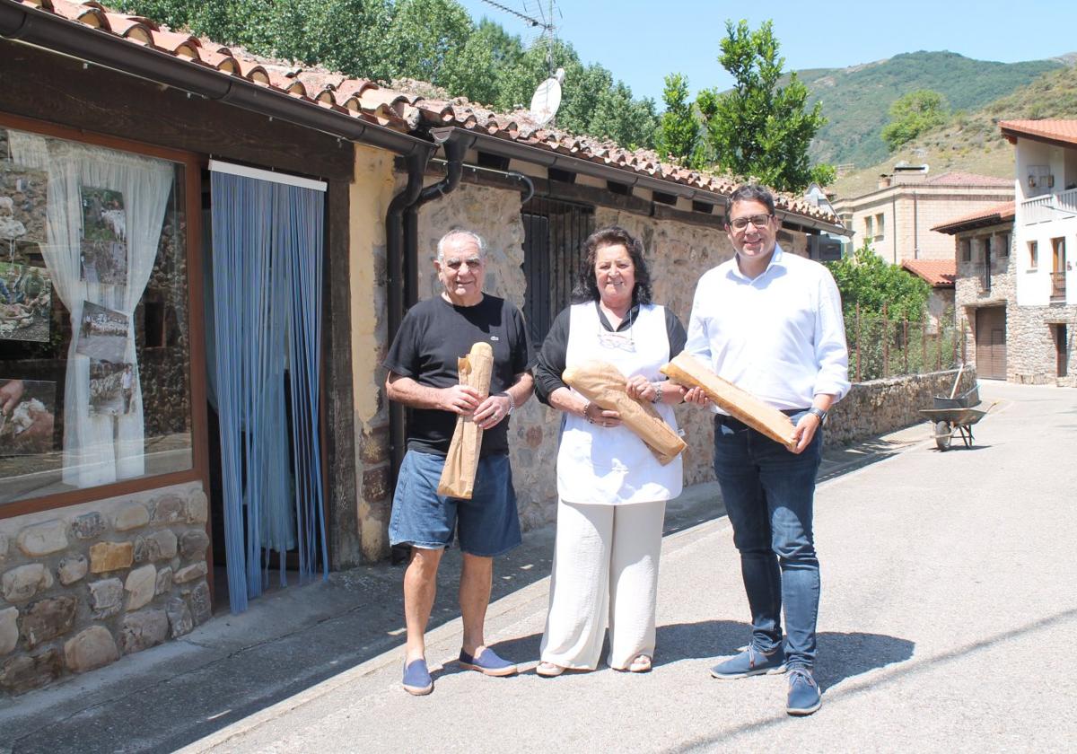 Rodolfo, cliente, la panadera, Carmen Téllez, y el alcalde de Brieva, Daniel Carrillo.