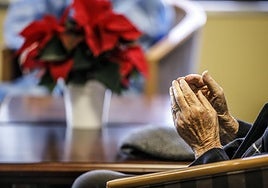 Una persona mayor, en el salón de una residencia de la capital riojana.