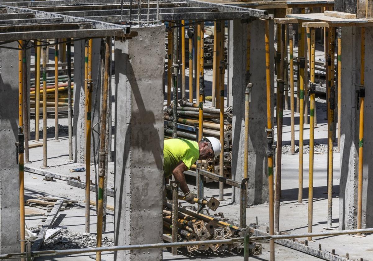 Un operario, trabajando ayer en una obra de Logroño.