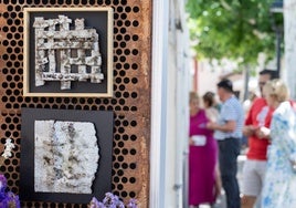 Cerámica artística expuesta en uno de los puestos de la feria de Naverrete.