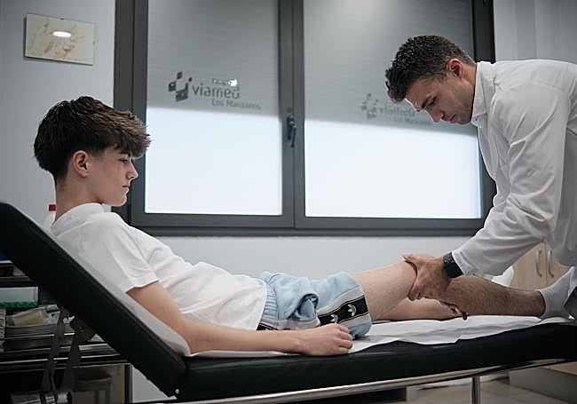 El traumatólogo examina a Lucas en la consulta.