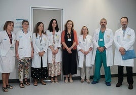 Doctores de las cuatro especialidades junto con la consejera de Salud y el gerente del Seris.