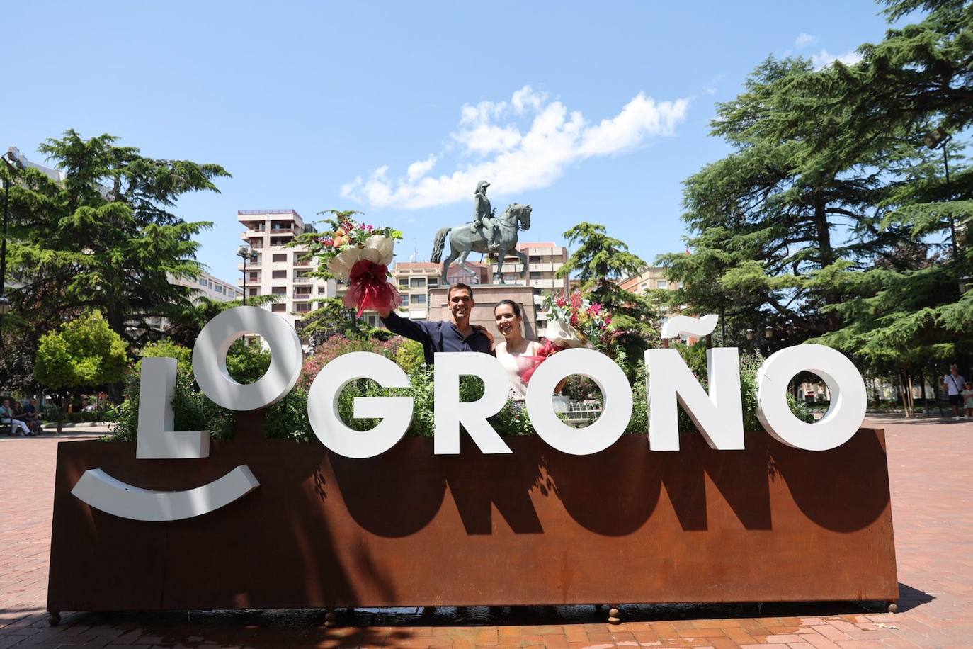 Posado (todavía secos) ante el nuevo letrero turístico de El Espolón, con Espartero al fondo. 