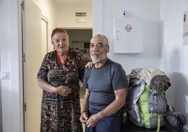 Teresa Pol, hospitalera y Ramón Vidal, peregrino, en el salón del albergue de Alcanadre.