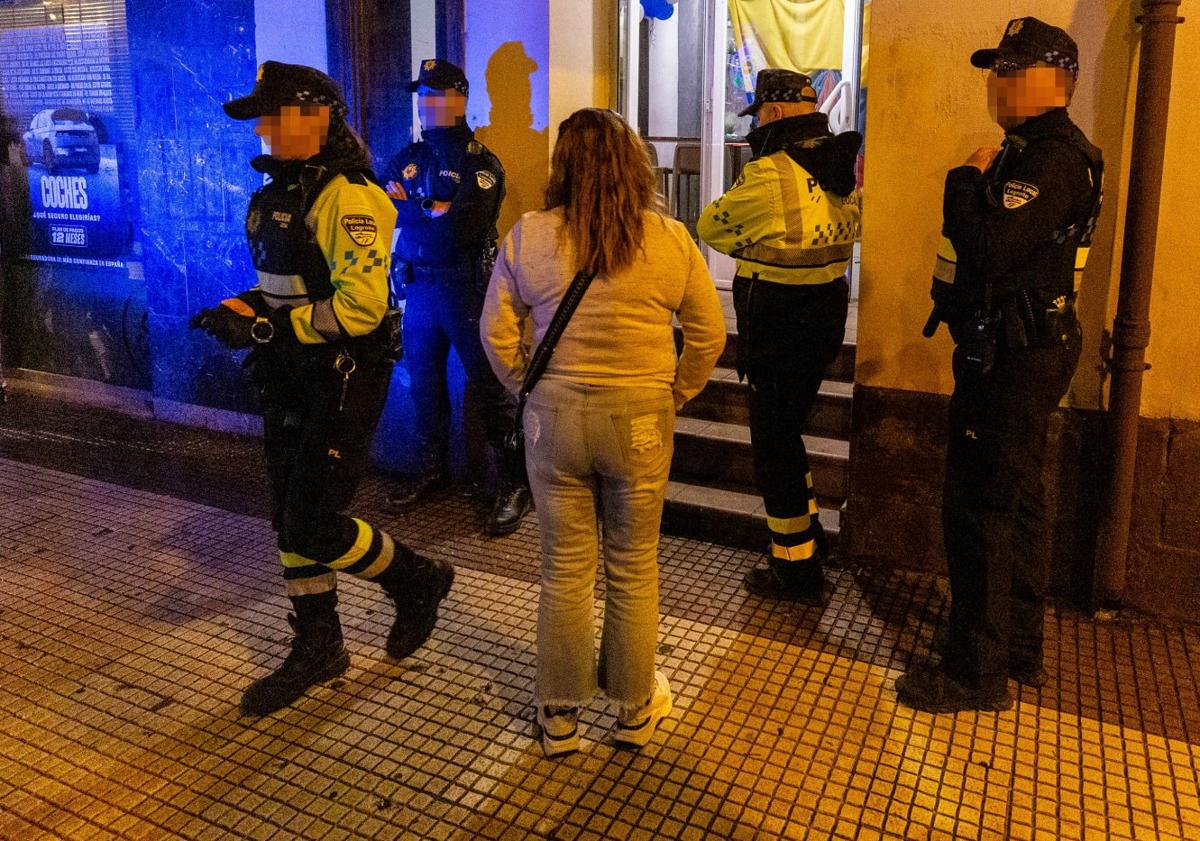 Imagen principal - Dispositivo conjunto de Policia Nacional y Local en mayo (Arriba). Cuchillo hallado en noviembre y botella rota de un altercado en febrero.