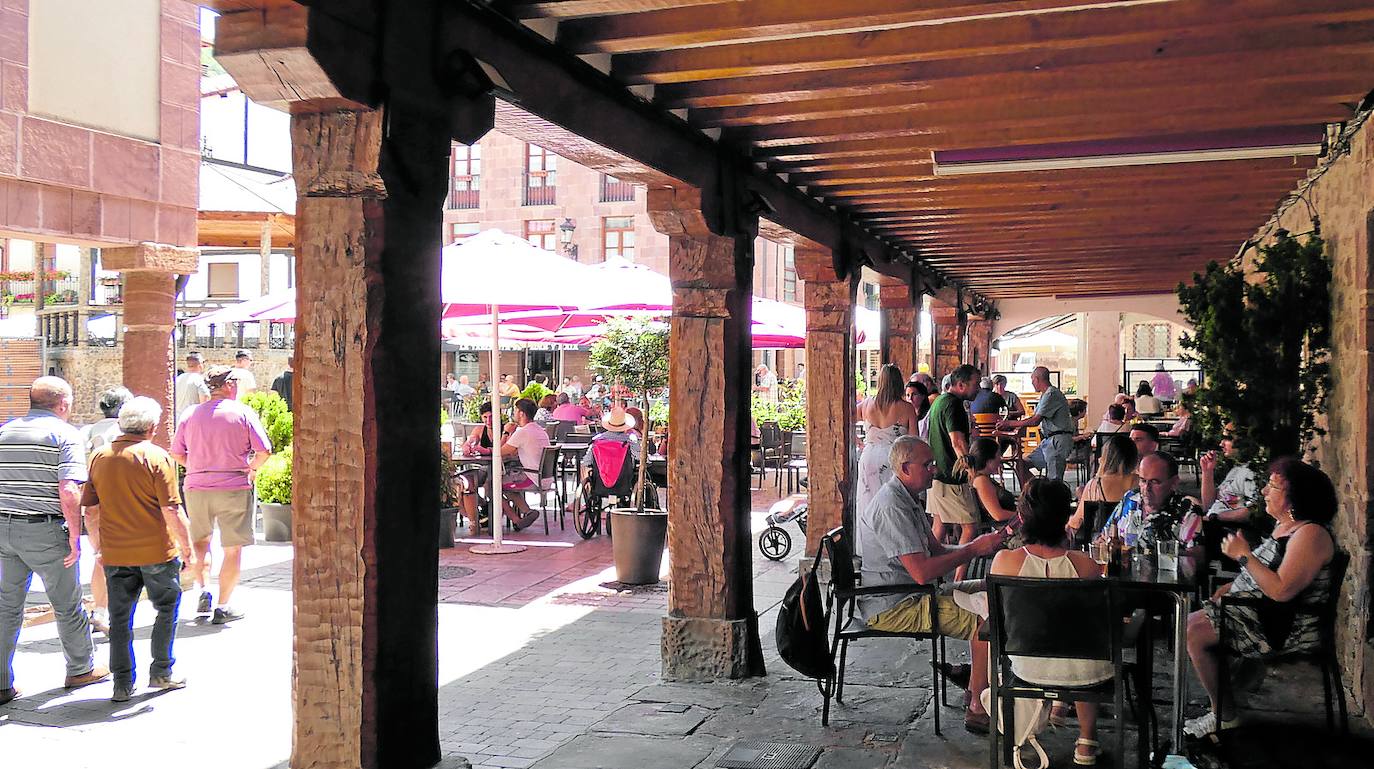 Decenas de personas disfrutaban ayer de las terrazas situadas en los soportales de la plaza del Conde de Torremúzquiz ayer en la hora del vermú.