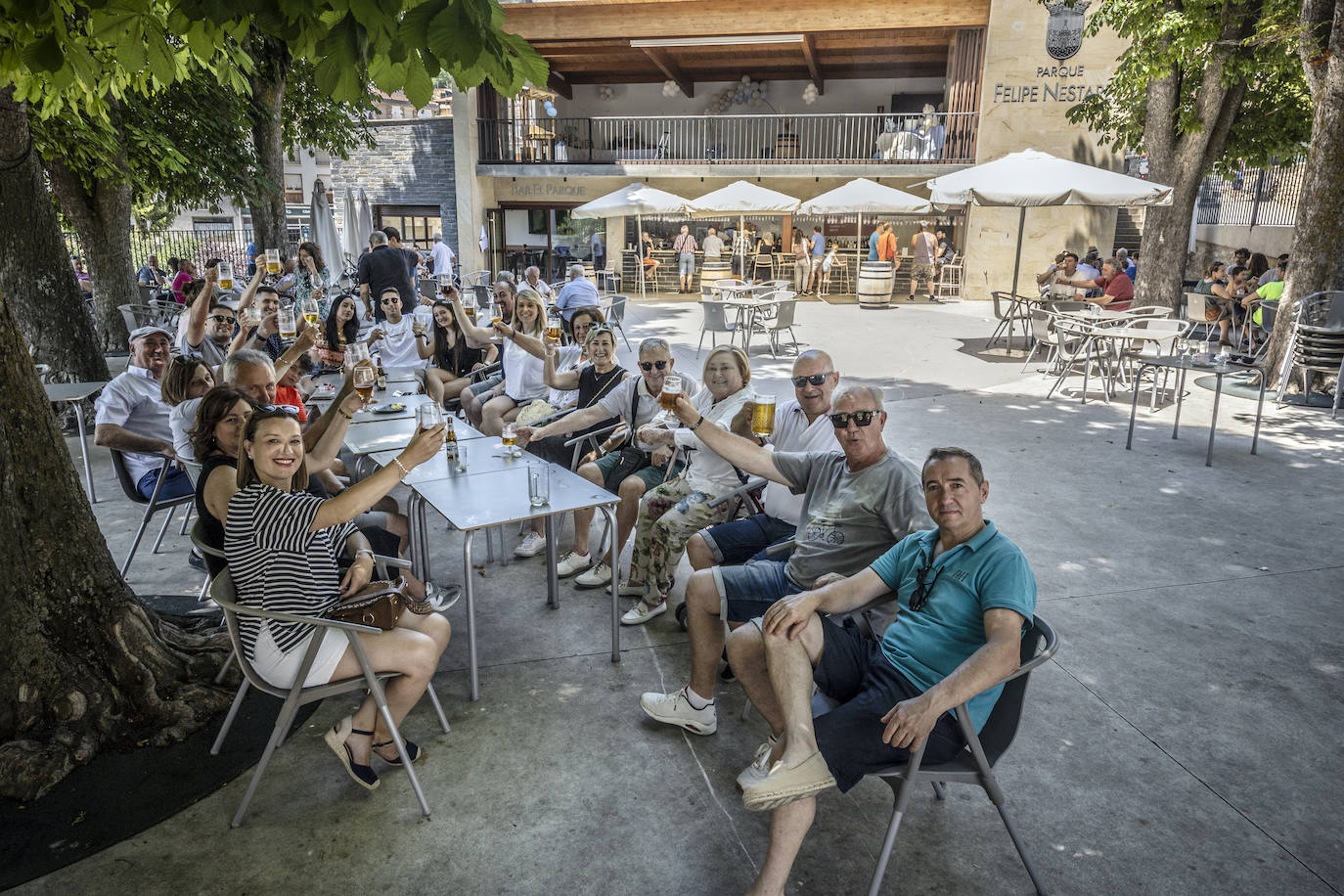 Un nutrido grupo de personas disfruta del vermú este sábado en Torrecilla en Cameros.