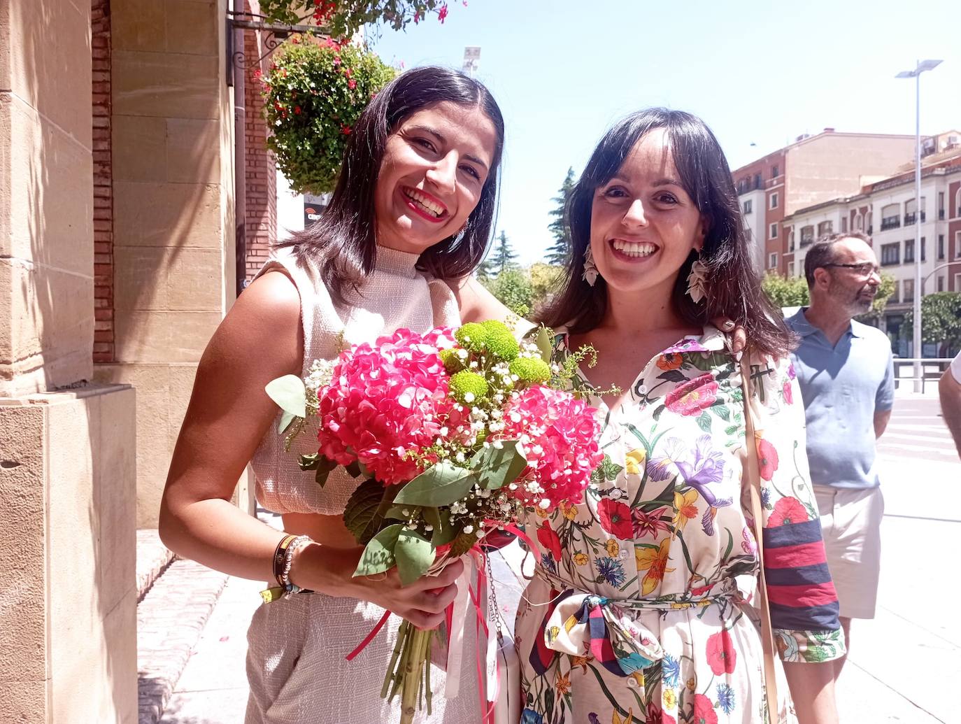 La actriz María José Garrido, miembro del jurado, con la reina saliente.