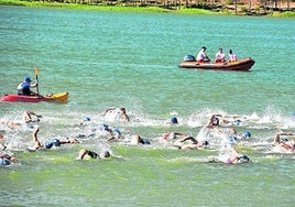 El triatlón incluyó natación en el pantano del Perdiguero.