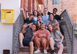 El equipo de voluntarios de On&Off posa en la céntrica plaza de la Iglesia, justo antes de realizar un taller para los vecinos de Camprovín.