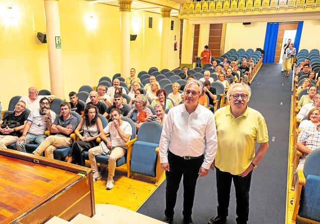 José Luis Pérez Pastor y Jesús Rocandio, ayer en la sala Gonzalo de Berceo junto al público presente en la cita.