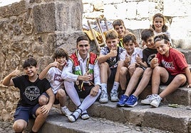 Raúl, junto a sus alumnos de la Asociación Danza de Anguiano.