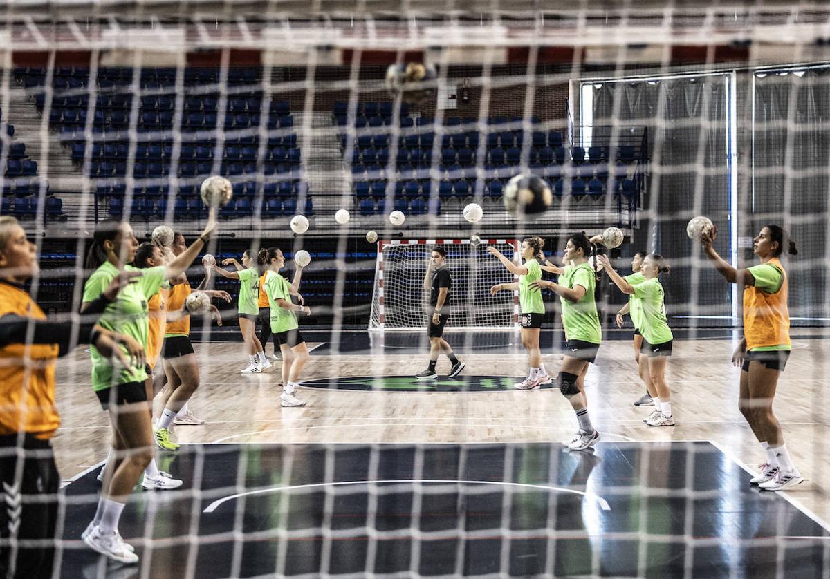 Las jugadoras del Grafometal durante el entrenamiento de ayer por la tarde en el Palacio de los Deportes.