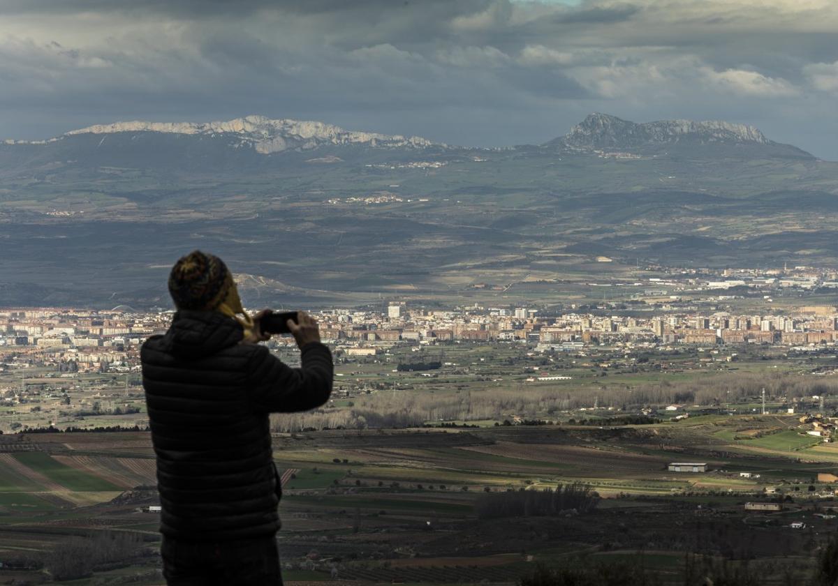 Panorámica de Logroño, con la Sierra de Cantabria al fondo.