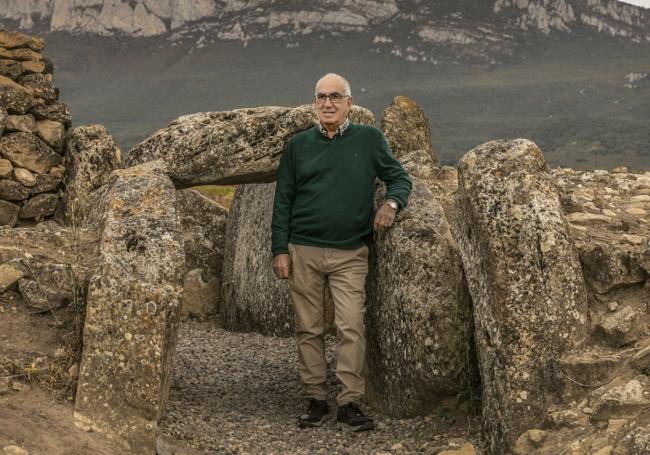 Salva Velilla, en un dolmen de Rioja Alavesa.