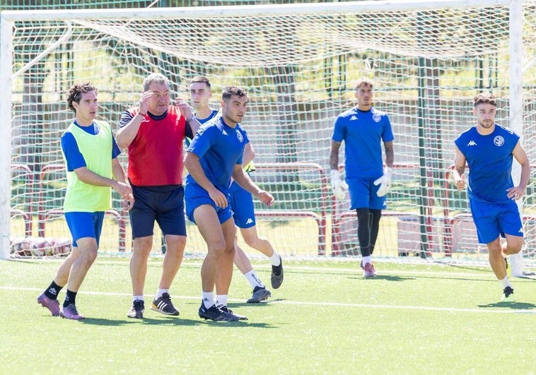 Carlos Pouso dirige la primera sesión de entrenamiento de la SDL de la pretemporada.