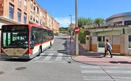 El autobús urbano transcurre por la calle Albina Balda de Villamediana de Iregua, en una imagen de archivo.