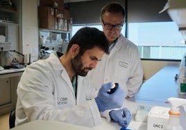 Srdan Tadic prepara, en presencia de Alfredo Martínez, una vacuna en el laboratorio de la Unidad de Angiogénesis del Cibir