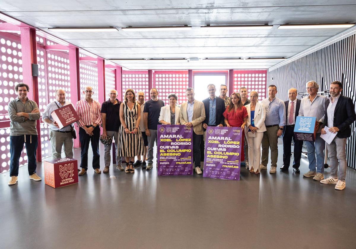 Foto de familia de los organizadores y colaboradores de MUWI, hoy en el CCR.