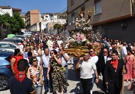 Procesión de Santa Ana, ayer en la cuesta de la calle Eloy Alfaro.